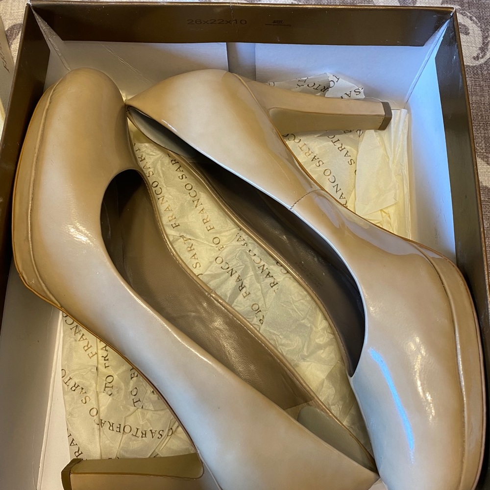 Women’s Rounded Toe Pumps - Picture 3 of 4